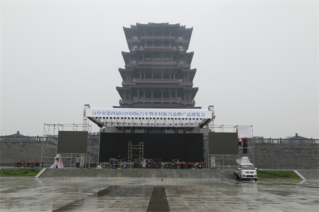 汉中市第四届O2O国际汽车博览会开幕在即 布展工作正在收尾