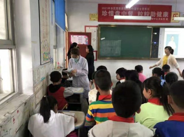 汉台区河东店镇中心卫生院举行“学生营养日”宣传活动